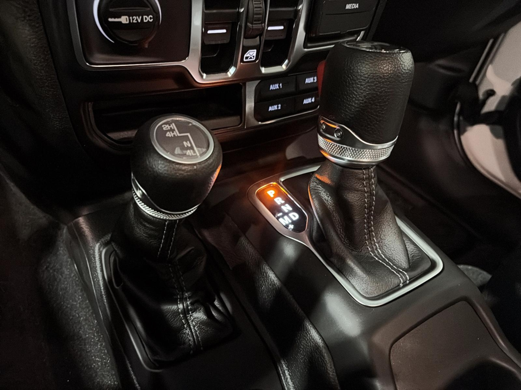 Jeep Wrangler 4-Door SAHARA 2025 à Saint-Hyacinthe, Québec - 12 - w1024h768px