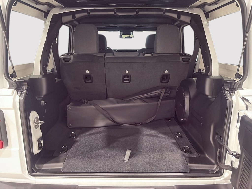 Jeep Wrangler 4-Door SAHARA 2025 à Saint-Hyacinthe, Québec - 9 - w1024h768px