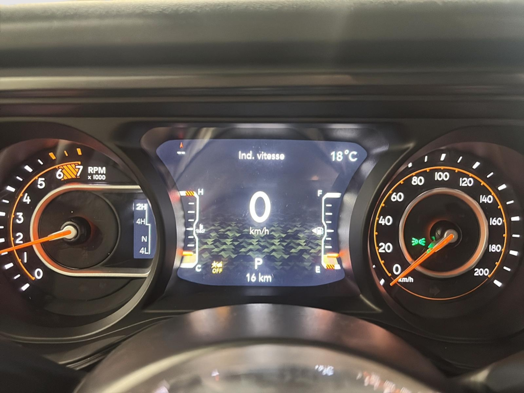 Jeep Wrangler 4-Door SAHARA 2025 à Saint-Hyacinthe, Québec - 11 - w1024h768px