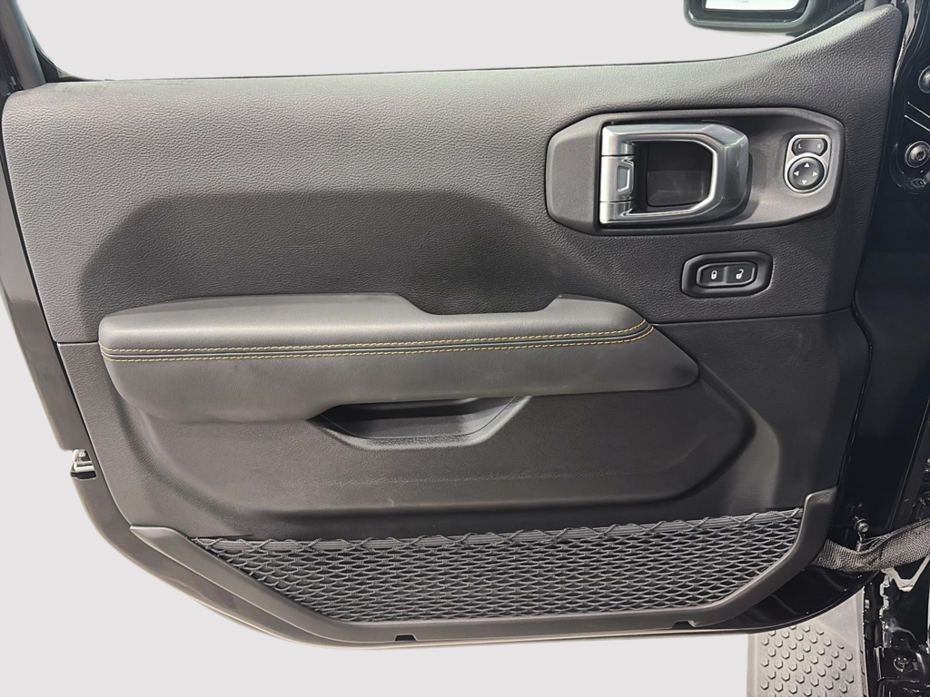 Jeep Wrangler 4-Door SAHARA 2025 à Saint-Hyacinthe, Québec - 8 - w1024h768px