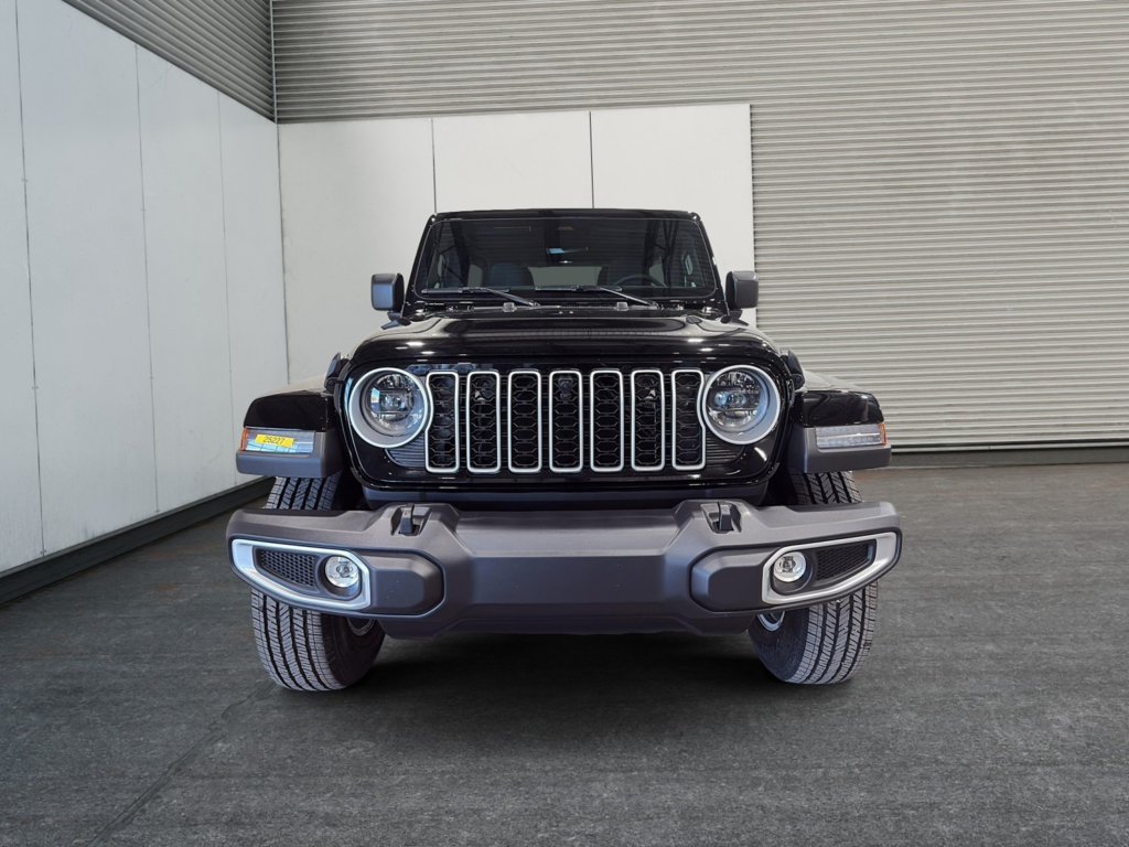 Jeep Wrangler 4-Door SAHARA 2025 à Saint-Hyacinthe, Québec - 2 - w1024h768px