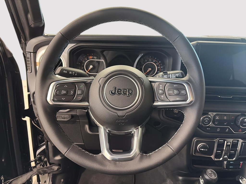 Jeep Wrangler 4-Door SAHARA 2025 à Saint-Hyacinthe, Québec - 15 - w1024h768px