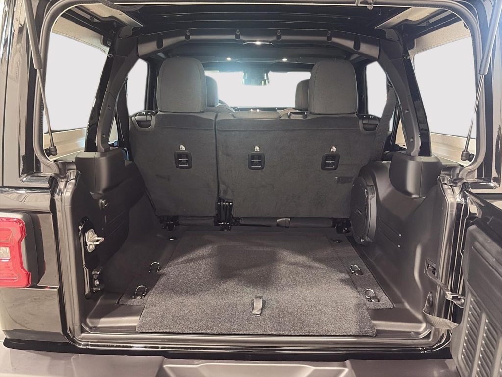 Jeep Wrangler 4-Door SAHARA 2025 à Saint-Hyacinthe, Québec - 9 - w1024h768px