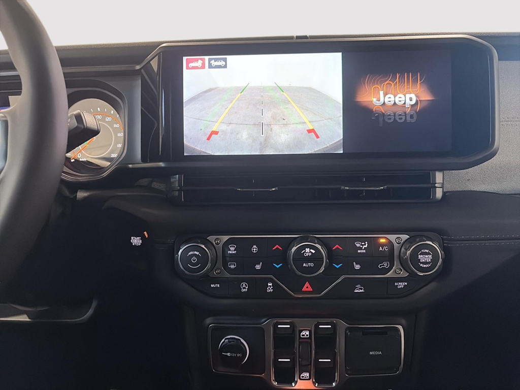 Jeep Wrangler 4-Door SAHARA 2025 à Saint-Hyacinthe, Québec - 6 - w1024h768px