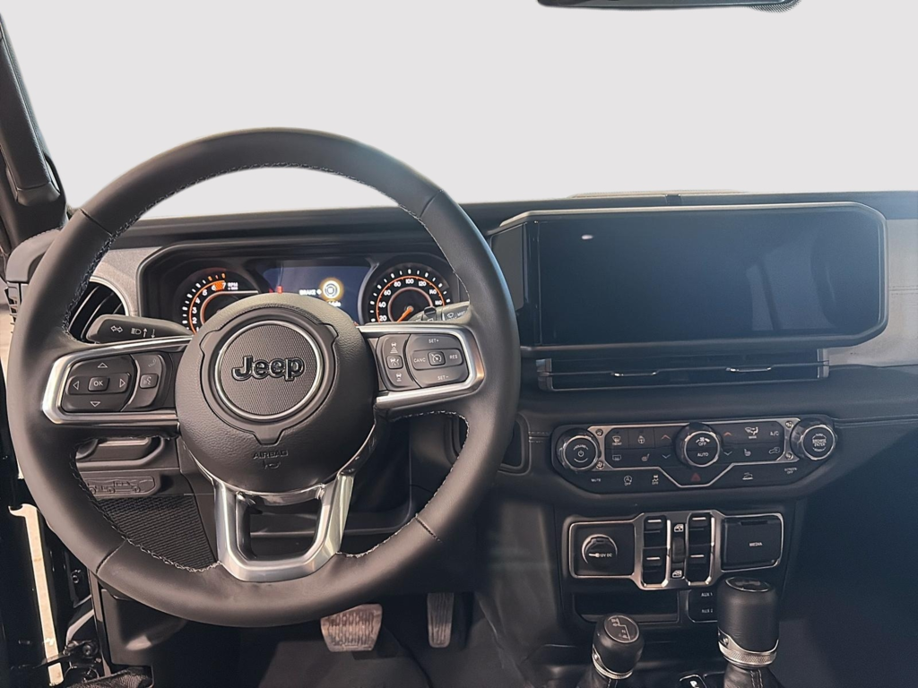 Jeep Wrangler 4-Door SAHARA 2025 à Saint-Hyacinthe, Québec - 7 - w1024h768px