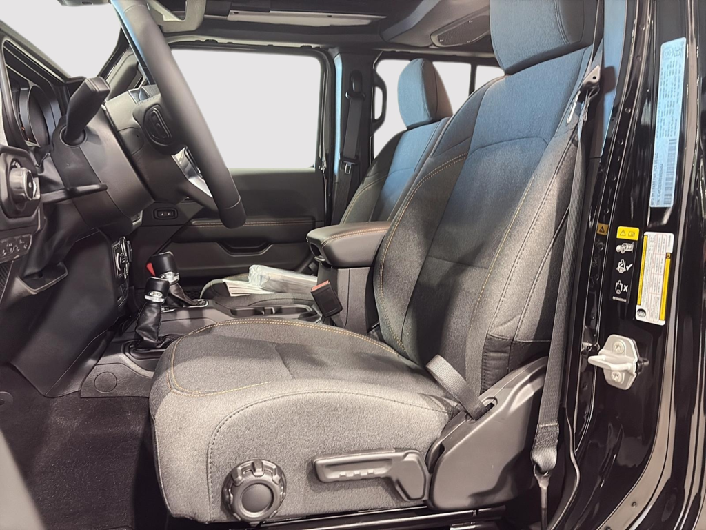 Jeep Wrangler 4-Door SAHARA 2025 à Saint-Hyacinthe, Québec - 13 - w1024h768px