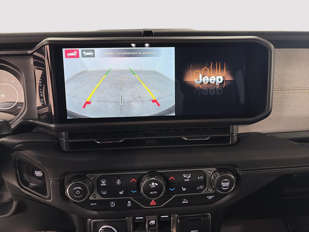 Jeep Wrangler 4-Door SAHARA 2026 à Saint-Hyacinthe, Québec - 6 - w1024h768px
