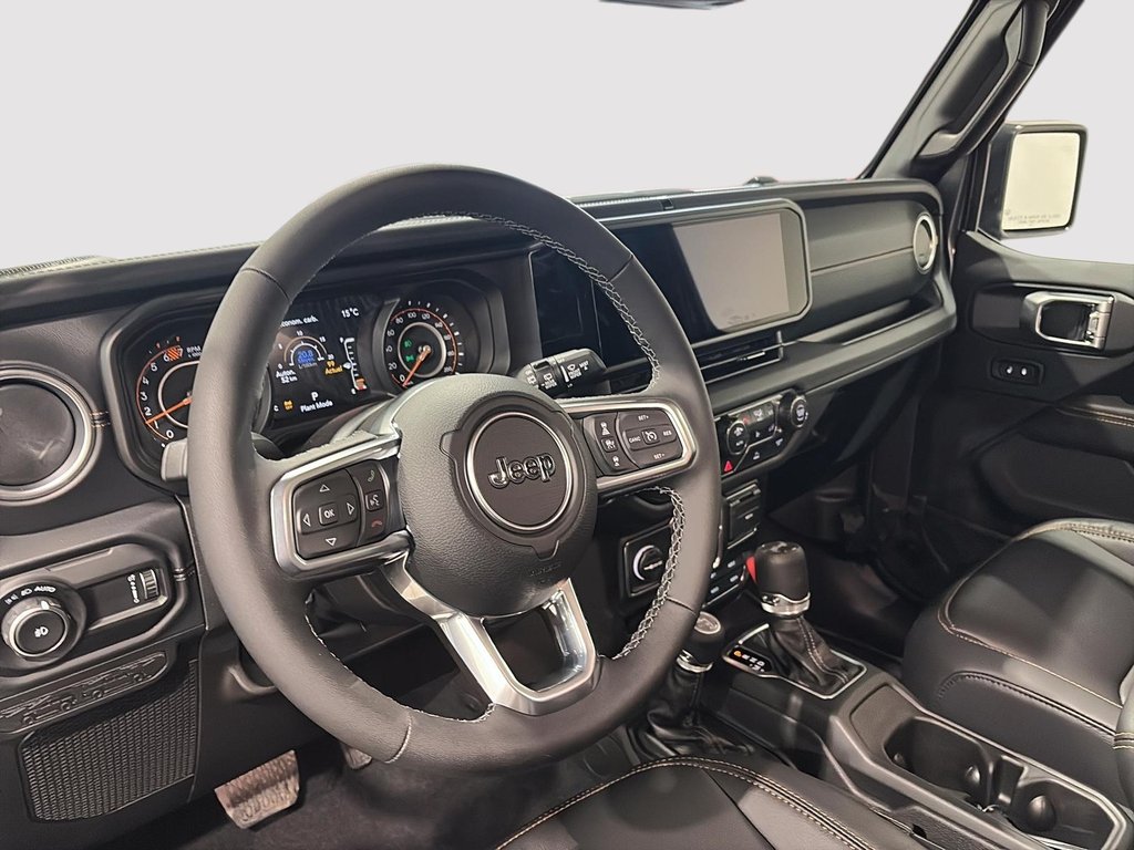 Jeep Wrangler 4-Door SAHARA 2026 à Saint-Hyacinthe, Québec - 9 - w1024h768px
