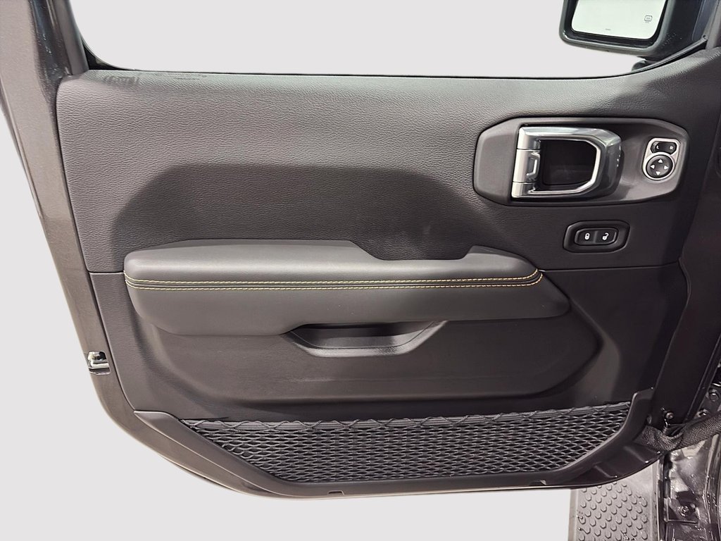 Jeep Wrangler 4-Door SAHARA 2026 à Saint-Hyacinthe, Québec - 10 - w1024h768px