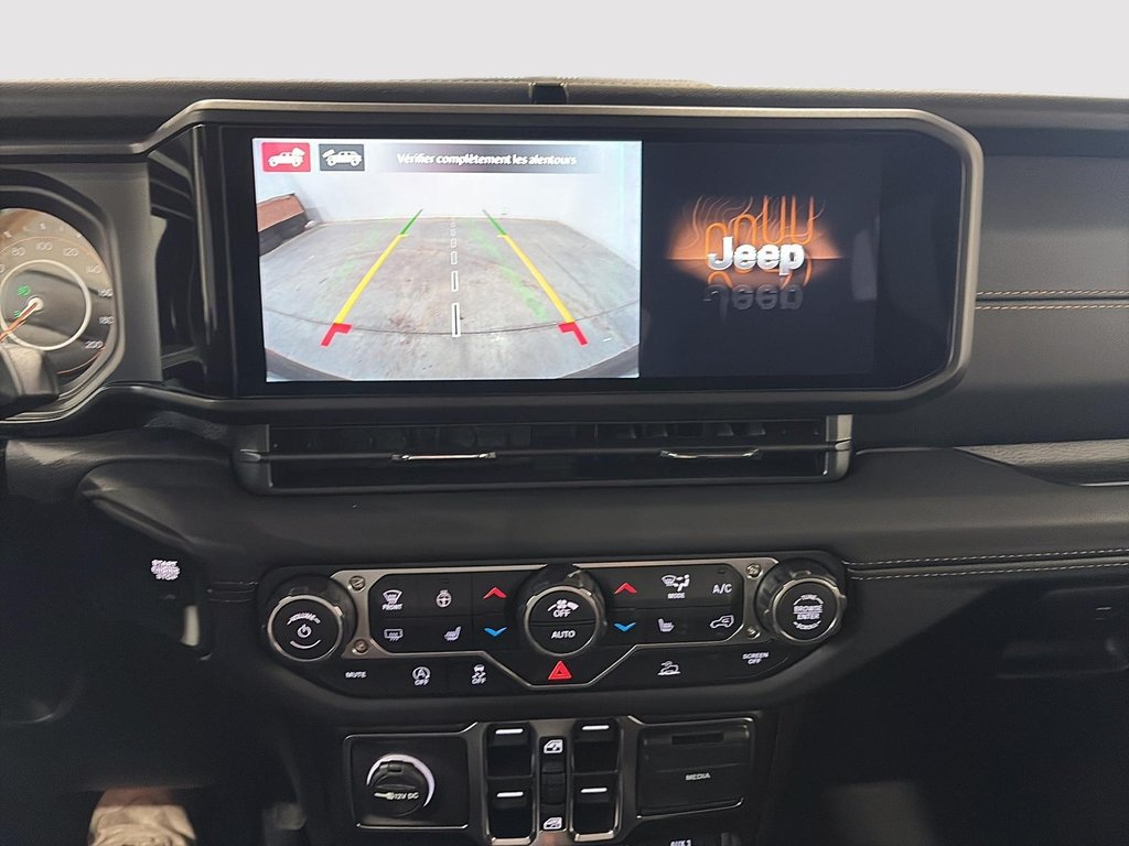 Jeep Wrangler 4-Door SAHARA 2026 à Saint-Hyacinthe, Québec - 14 - w1024h768px