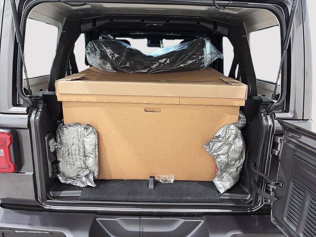 Jeep Wrangler 4-Door SAHARA 2026 à Saint-Hyacinthe, Québec - 6 - w1024h768px