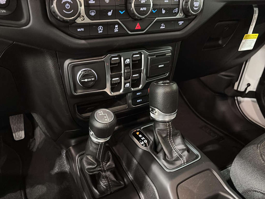 2026 Jeep Wrangler 4-Door SAHARA in Saint-Hyacinthe, Quebec - 12 - w1024h768px