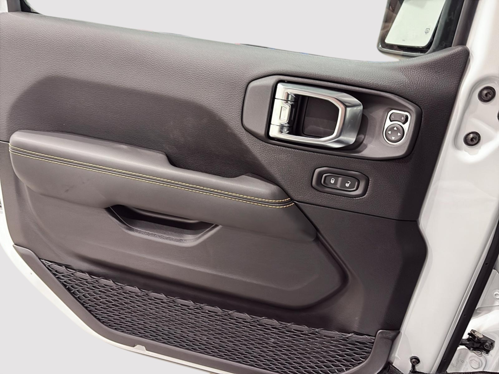 2026 Jeep Wrangler 4-Door SAHARA in Saint-Hyacinthe, Quebec - 8 - w1024h768px