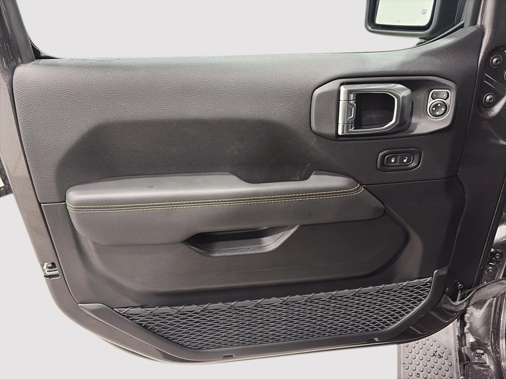 Jeep Wrangler 4-Door SAHARA 2026 à Saint-Hyacinthe, Québec - 7 - w1024h768px