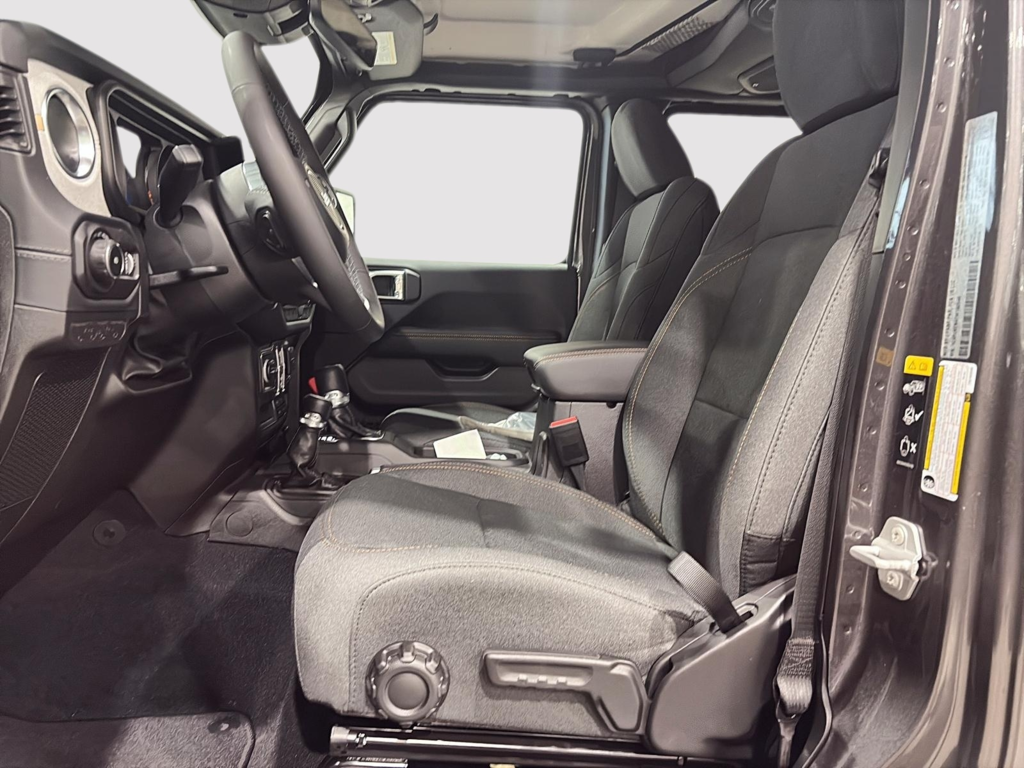 Jeep Wrangler 4-Door SAHARA 2026 à Saint-Hyacinthe, Québec - 12 - w1024h768px