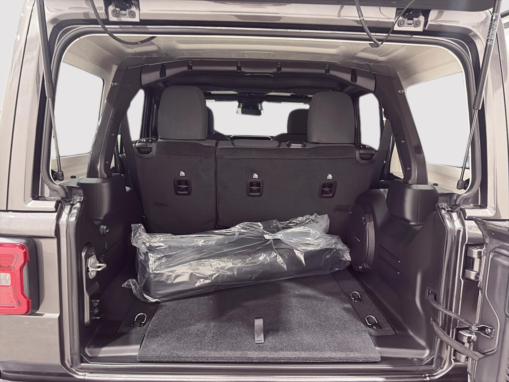 Jeep Wrangler 4-Door SAHARA 2026 à Saint-Hyacinthe, Québec - 8 - w1024h768px