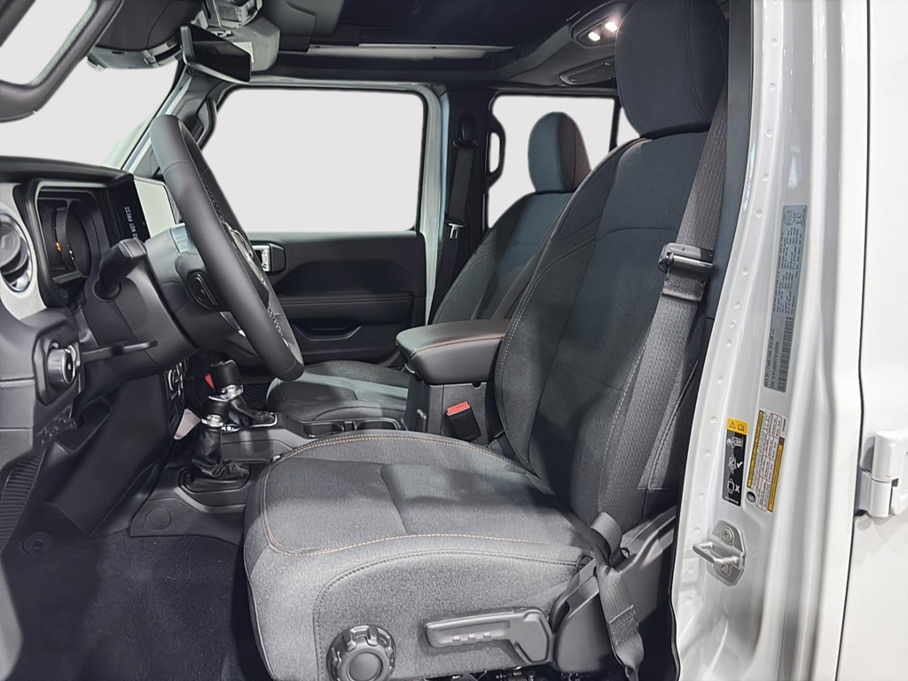 Jeep Wrangler 4-Door SAHARA 2026 à Saint-Hyacinthe, Québec - 13 - w1024h768px