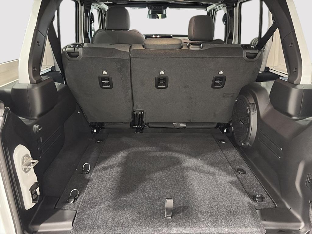 Jeep Wrangler 4-Door SAHARA 2026 à Saint-Hyacinthe, Québec - 9 - w1024h768px