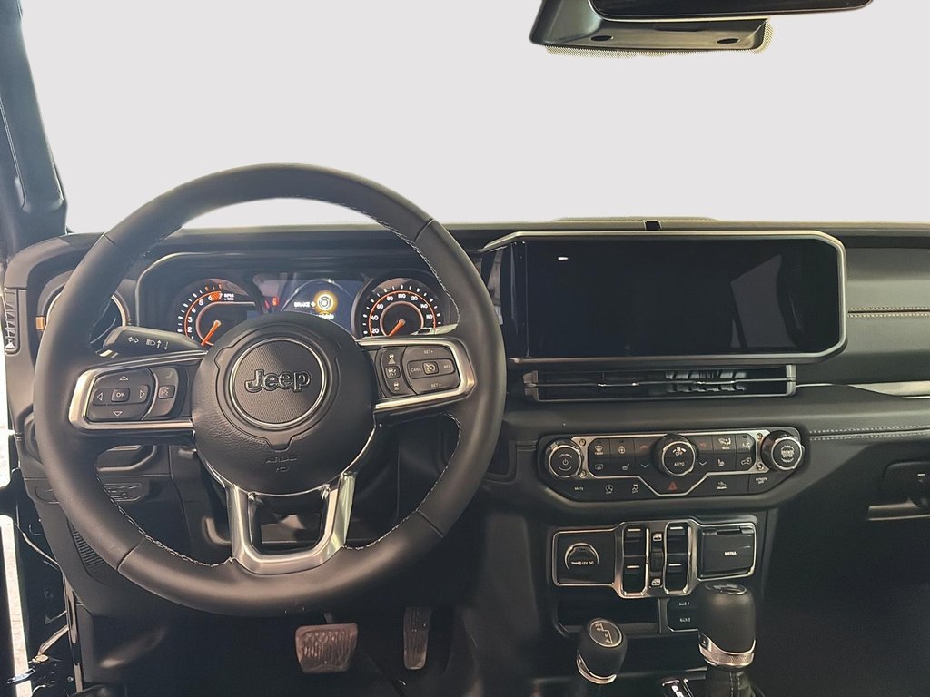 Jeep Wrangler 4-Door SAHARA 2026 à Saint-Hyacinthe, Québec - 9 - w1024h768px
