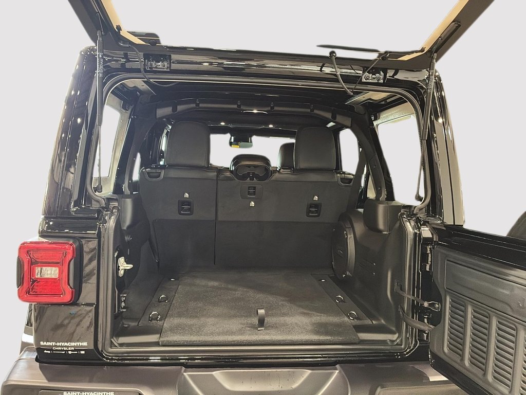 Jeep Wrangler 4-Door SAHARA 2026 à Saint-Hyacinthe, Québec - 6 - w1024h768px