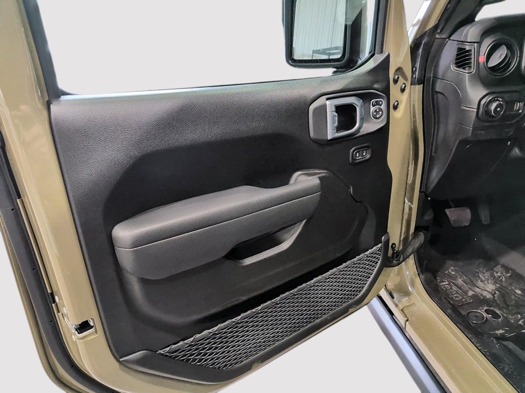 2026 Jeep Wrangler 4-Door RUBICON in Saint-Hyacinthe, Quebec - 9 - w1024h768px