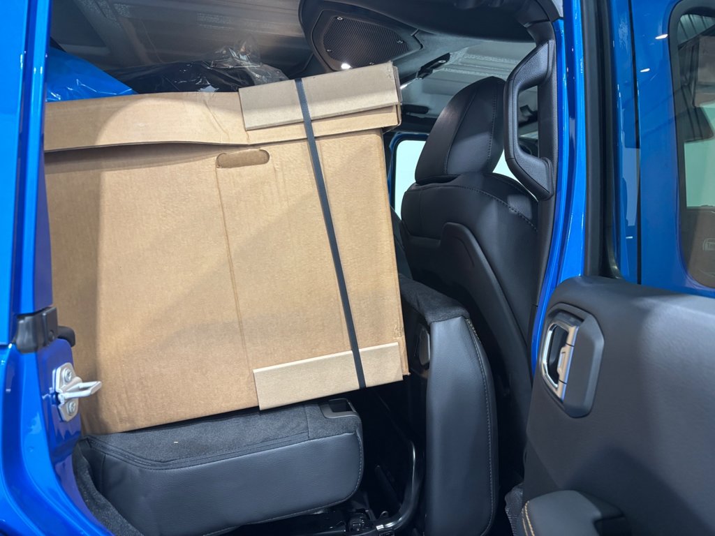 Jeep Wrangler 4xe SAHARA 2024 à Saint-Hyacinthe, Québec - 12 - w1024h768px