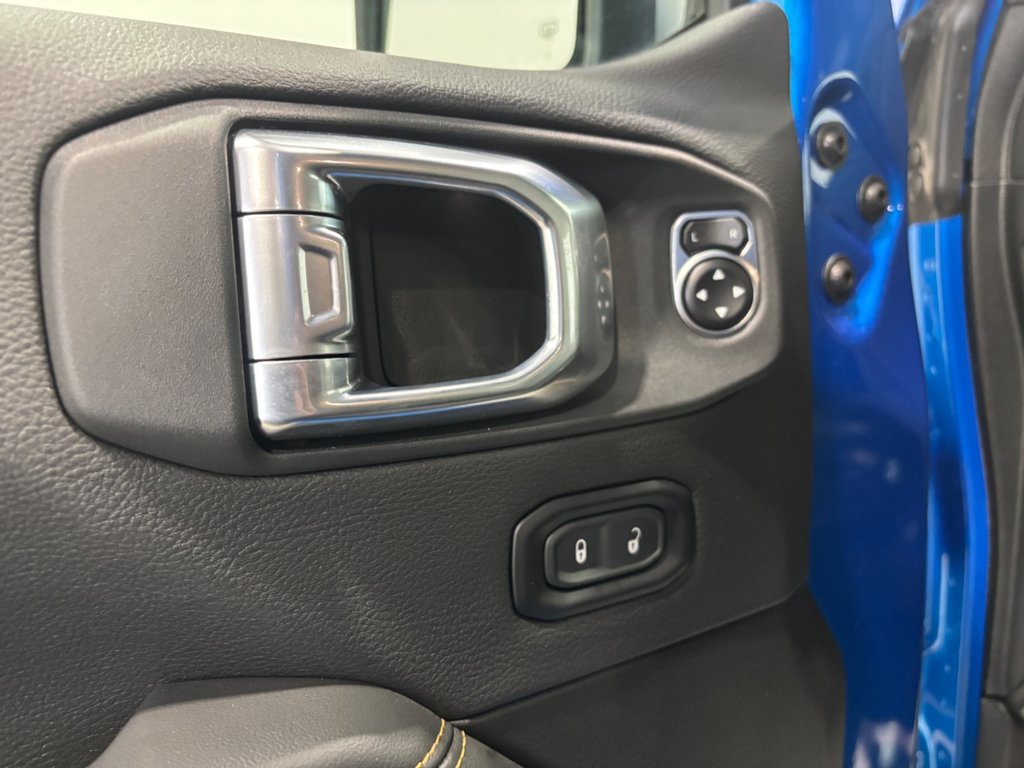 Jeep Wrangler 4xe SAHARA 2024 à Saint-Hyacinthe, Québec - 13 - w1024h768px