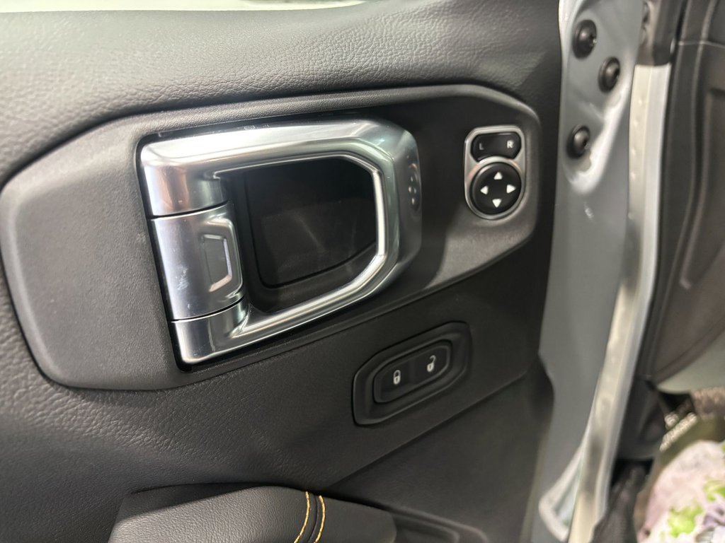 Jeep Wrangler 4XE SAHARA 2024 à Saint-Hyacinthe, Québec - 13 - w1024h768px