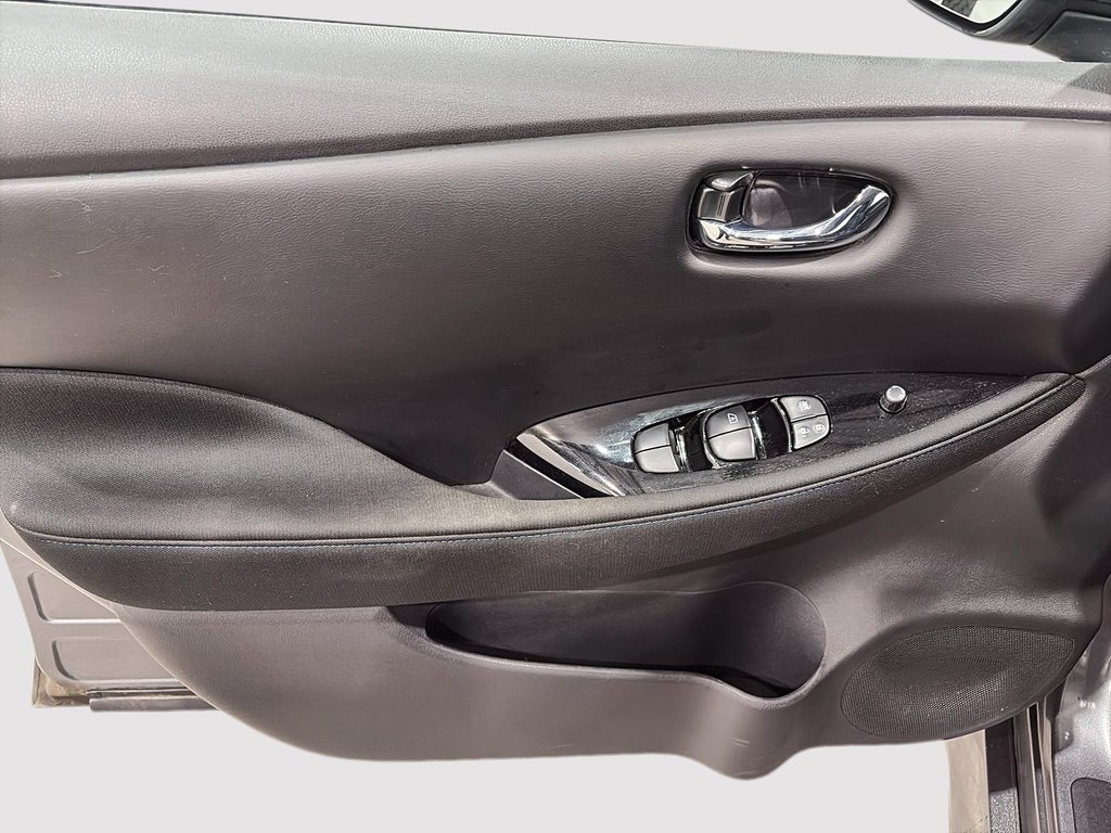 2024 Nissan LEAF SV in Saint-Hyacinthe, Quebec - 10 - w1024h768px