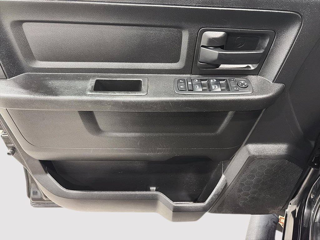 Ram 1500 Classic Express Blackout Crewcab V8 4x4 2019 à Saint-Hyacinthe, Québec - 9 - w1024h768px