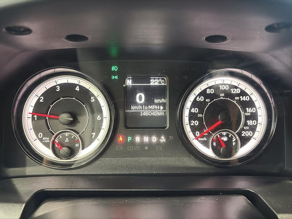 Ram 1500 Classic Express Blackout Crewcab V8 4x4 2019 à Saint-Hyacinthe, Québec - 11 - w1024h768px