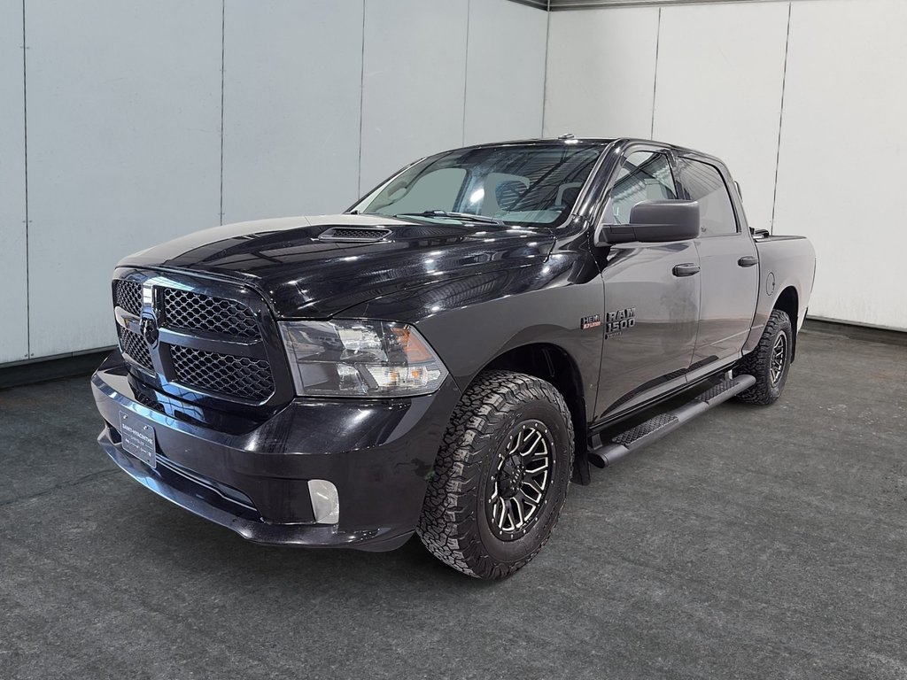 Ram 1500 Classic Express Blackout Crewcab V8 4x4 2019 à Saint-Hyacinthe, Québec - 1 - w1024h768px