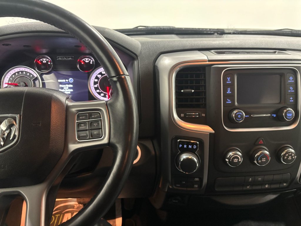 2022 Ram 1500 Classic SLT 5.7L V8 CREWCAB 4X4 in Saint-Hyacinthe, Quebec - 17 - w1024h768px