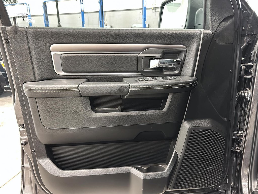 2024 Ram 1500 Classic Warlock in Saint-Hyacinthe, Quebec - 8 - w1024h768px