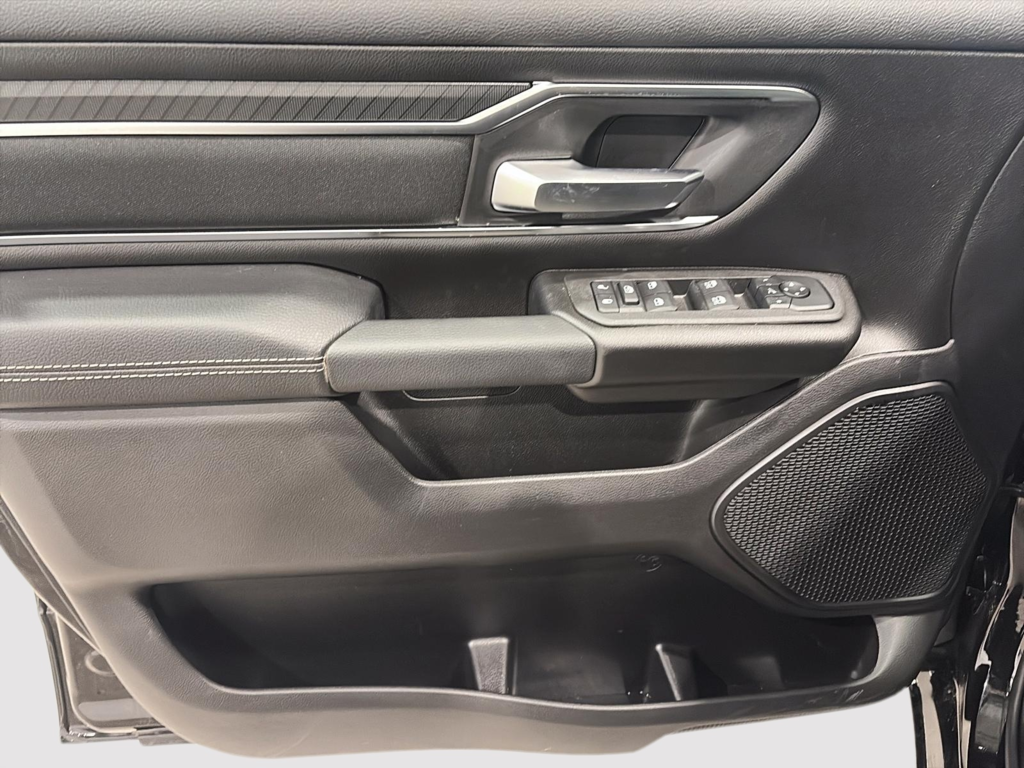 2025 Ram 1500 BIG HORN in Saint-Hyacinthe, Quebec - 9 - w1024h768px