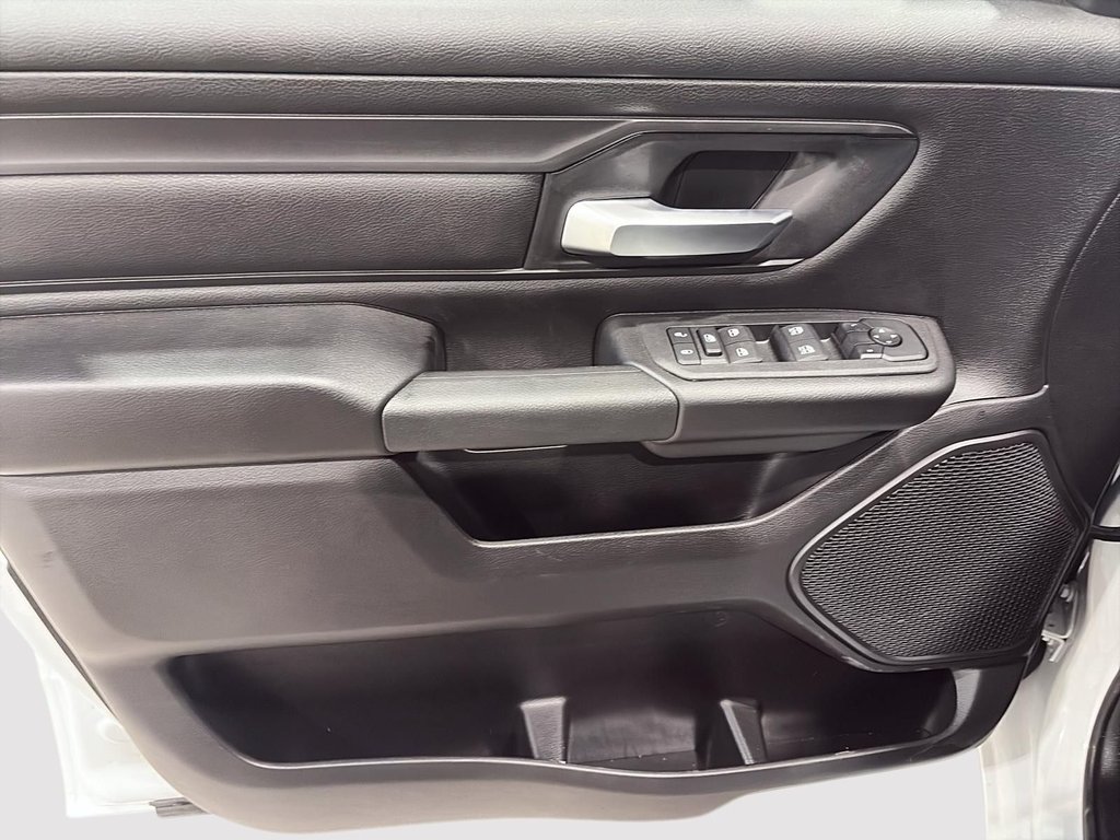 2025 Ram 1500 Tradesman in Saint-Hyacinthe, Quebec - 10 - w1024h768px