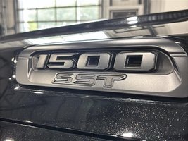 2025 Ram 1500 Warlock in Saint-Hyacinthe, Quebec - 13 - w1024h768px