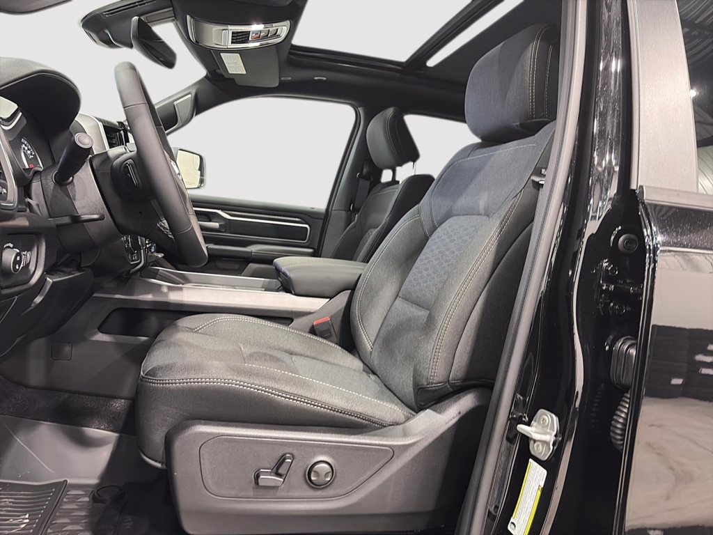 2026 Ram 1500 Big Horn in Saint-Hyacinthe, Quebec - 13 - w1024h768px