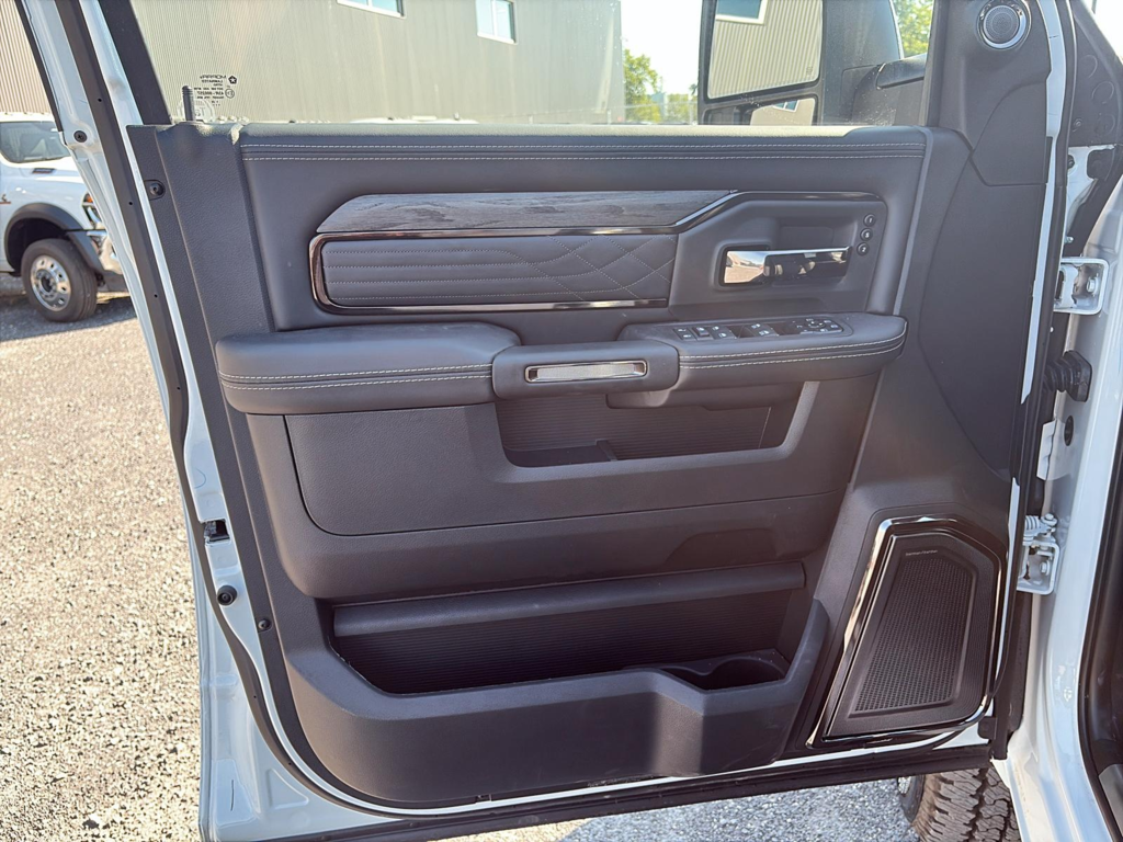 2025 Ram 2500 LIMITED in Saint-Hyacinthe, Quebec - 8 - w1024h768px