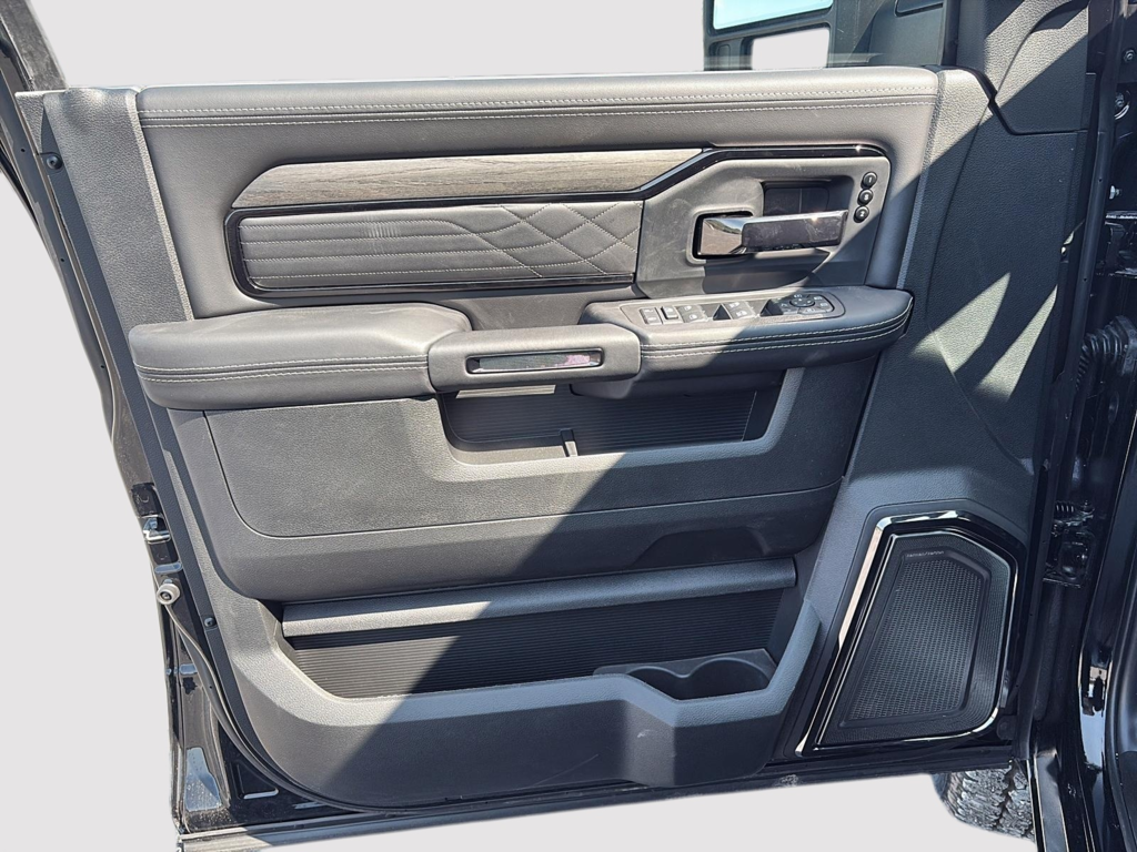 2025 Ram 2500 LIMITED in Saint-Hyacinthe, Quebec - 7 - w1024h768px