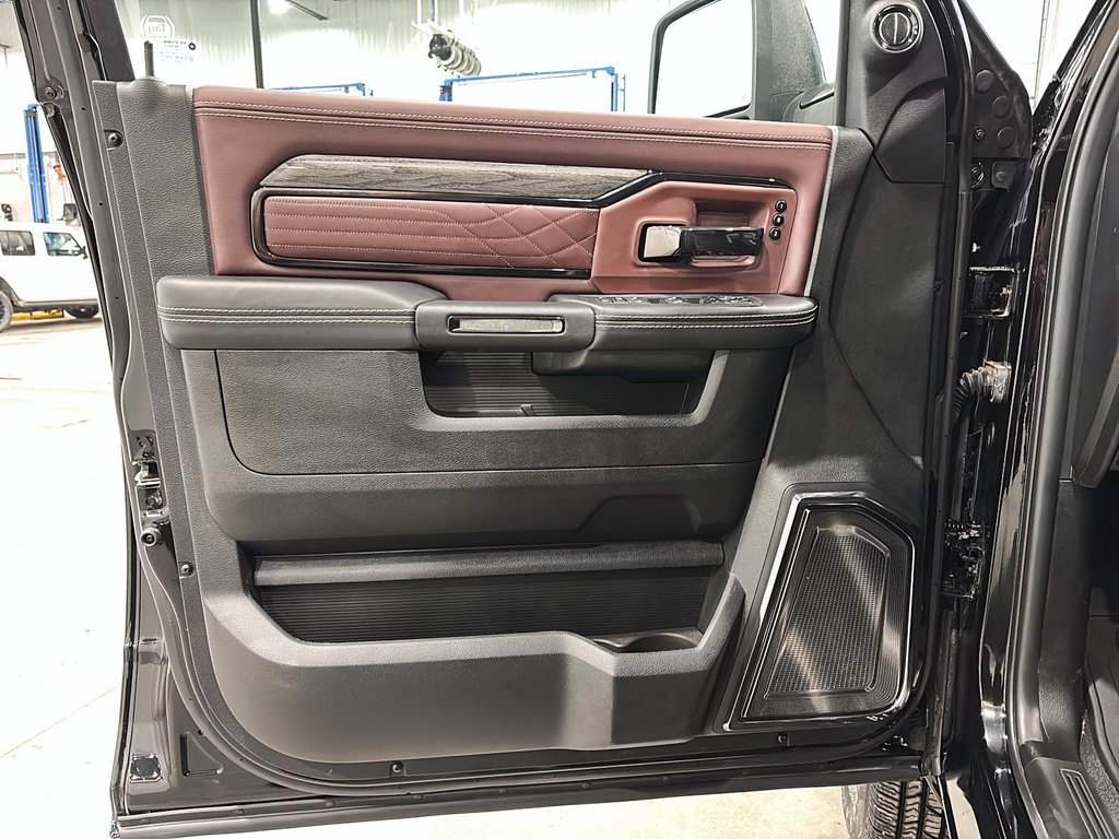 2025 Ram 3500 LIMITED in Saint-Hyacinthe, Quebec - 8 - w1024h768px