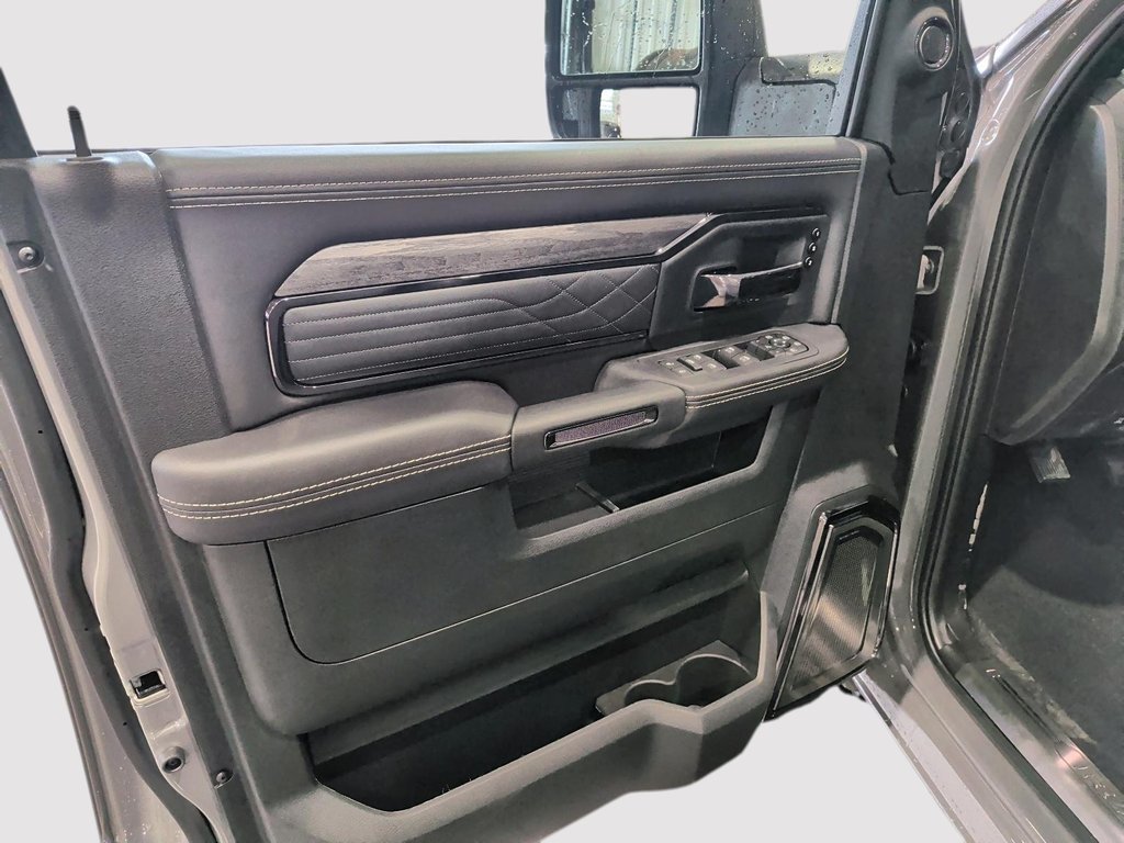 2026 Ram 3500 LIMITED in Saint-Hyacinthe, Quebec - 10 - w1024h768px