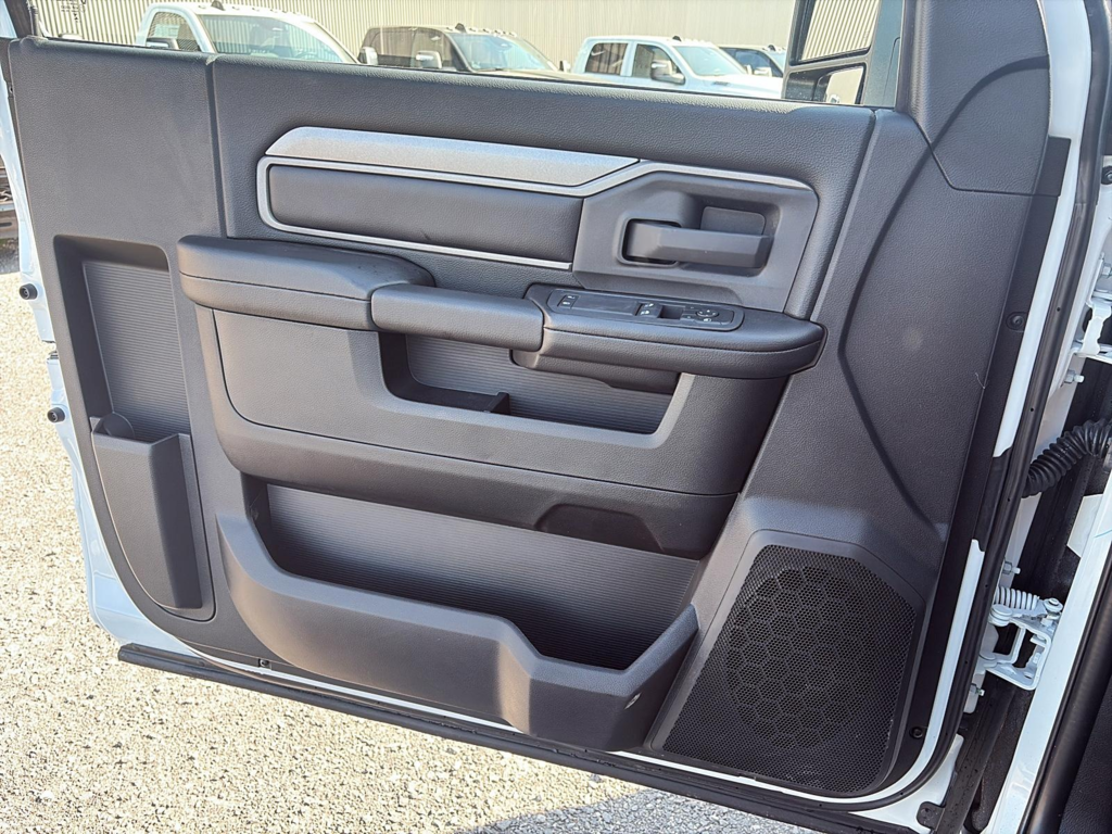 2025 Ram 5500 TRADESMAN in Saint-Hyacinthe, Quebec - 8 - w1024h768px