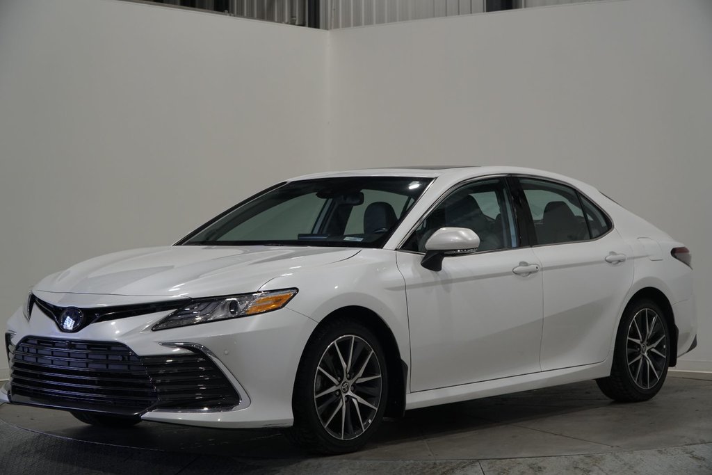 2022  Camry Hybrid CAMRY XLE HYBRID in Saint-Hyacinthe, Quebec - 1 - w1024h768px