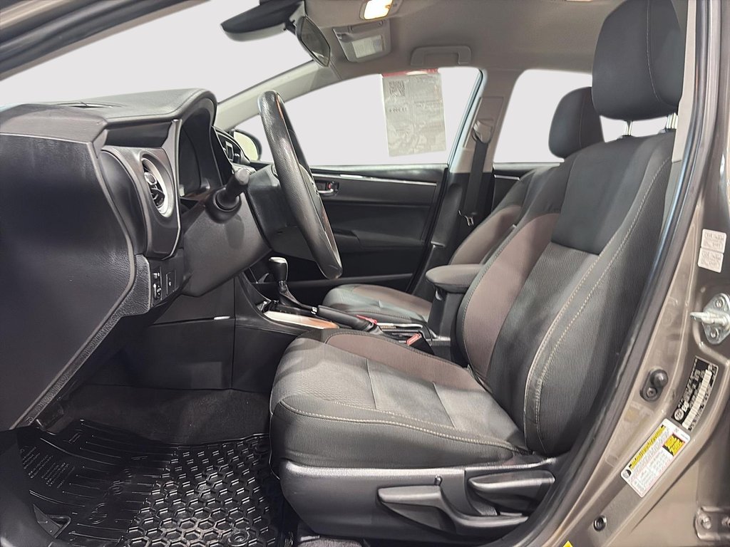 2017 Toyota Corolla LE in Saint-Hyacinthe, Quebec - 8 - w1024h768px