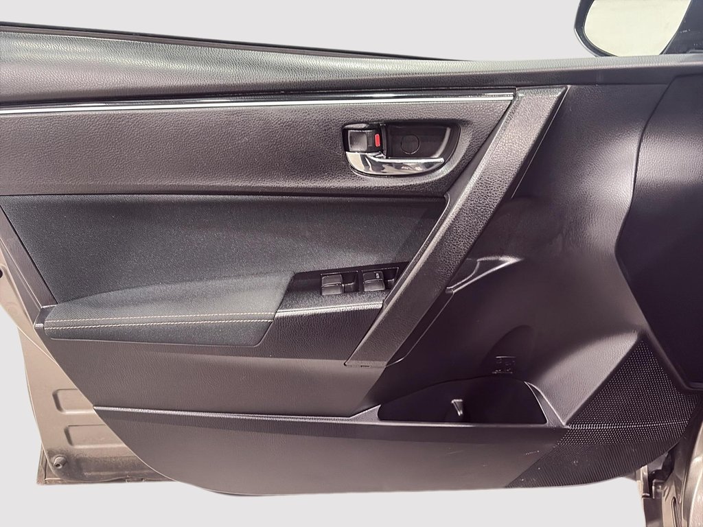 2017 Toyota Corolla LE in Saint-Hyacinthe, Quebec - 10 - w1024h768px