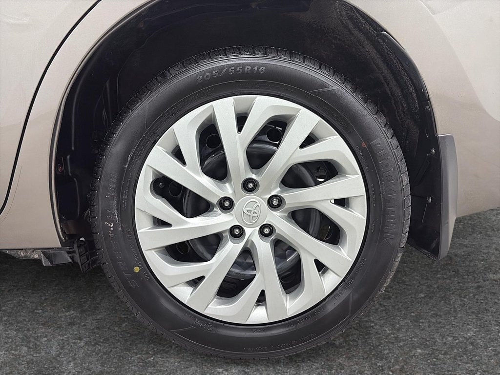 2017 Toyota Corolla LE in Saint-Hyacinthe, Quebec - 7 - w1024h768px