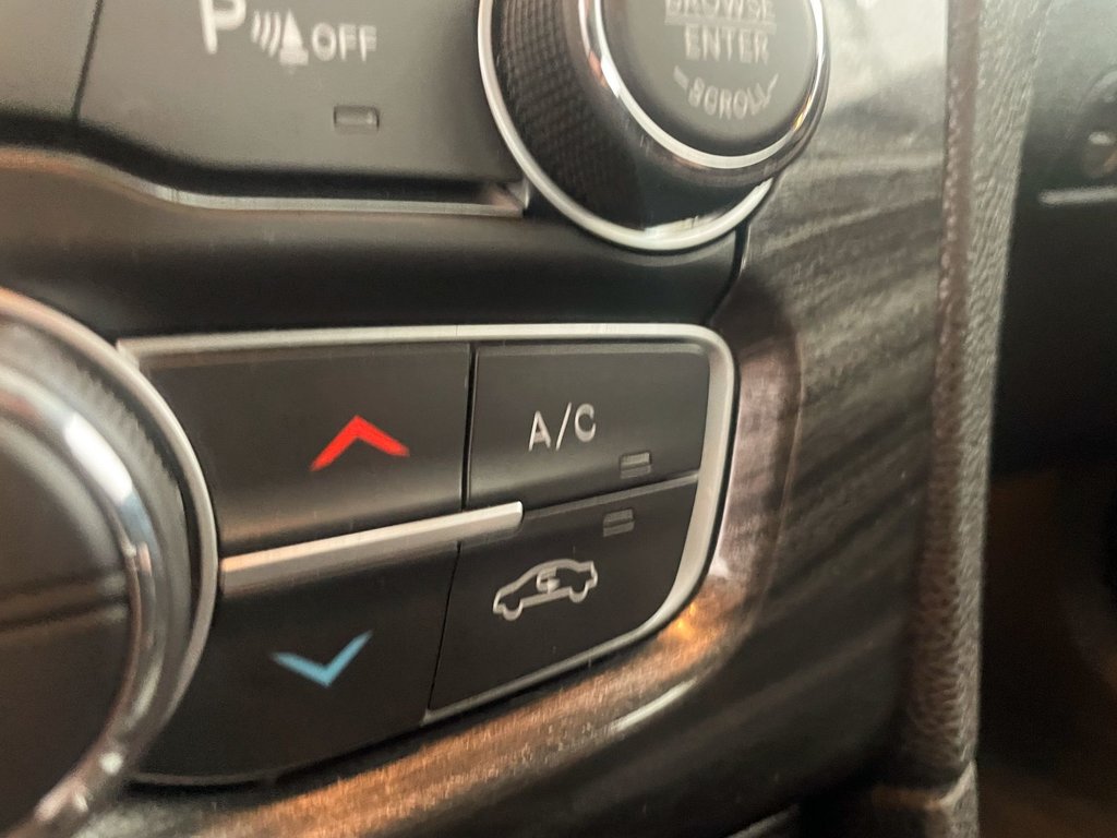 2022 Chrysler 300 in St-Jérôme, Quebec - 16 - w1024h768px