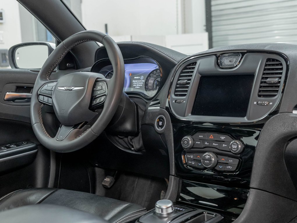 2023 Chrysler 300 in St-Jérôme, Quebec - 28 - w1024h768px