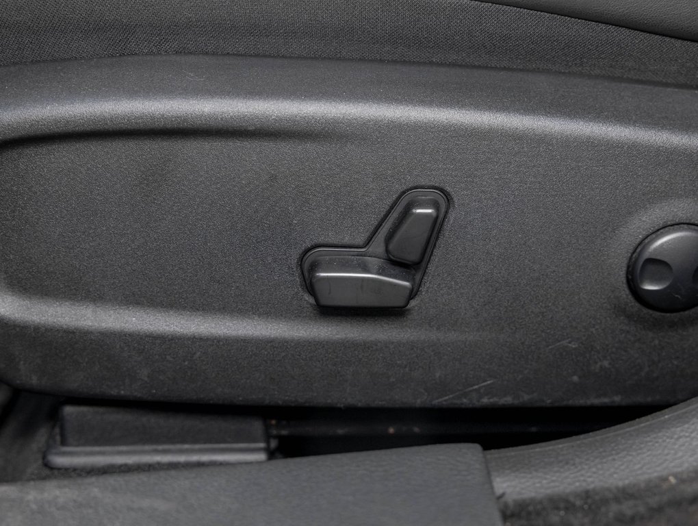 2023 Chrysler 300 in St-Jérôme, Quebec - 25 - w1024h768px